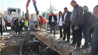 محافظ الجيزة يتفقد أعمال إصلاح كسر مفاجئ بخط مياه بحدائق الأهرام (صور)