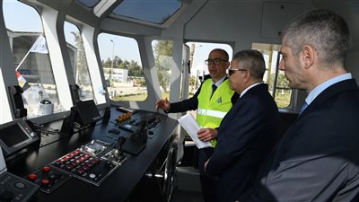 أسامة ربيع: وصول الوحدات البحرية الخاصة بشركة جمع مخلفات السفن العابرة للقناة (صور)