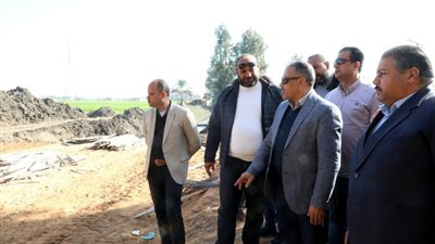 محافظ الشرقية يتابع تنفيذ أعمال رصف طريق 