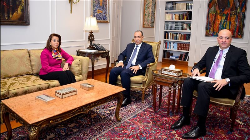 وزير الخارجية مع