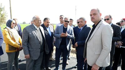محافظ الشرقية يتفقد عمليات رصف طريق ديرب نجم ميت غمر