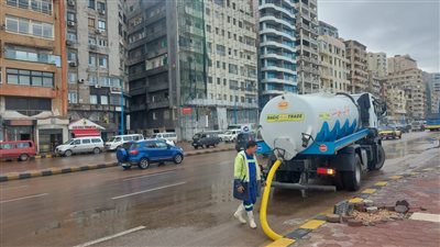 انتشار سيارات الصرف الصحي بشوارع وميادين الإسكندرية للتعامل الفوري مع مياه الأمطار