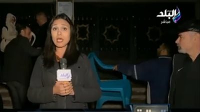 صبحي خليل يستغيث على الهواء من أمام منزله بالعجوزة: قطعوا المياه والكهرباء (فيديو)