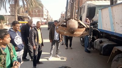  تركيب أغطية لبالوعات الصرف الصحي بقرية الأبطال بمدينة القنطرة (صور) 