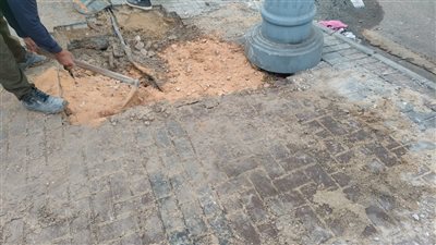 إصلاح هبوط أرضي بسبب كسر ماسورة مياه أمام استاد الإسكندرية 