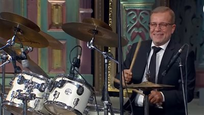 شريف منير يشعل مسرح صاحبة السعادة بعزف الدرامز ويكشف نصيحة صلاح جاهين (فيديو) 