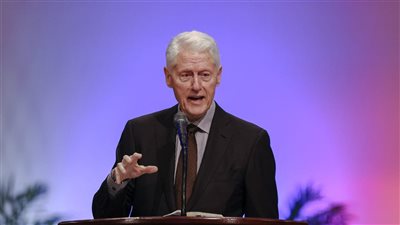  نقل بيل كلينتون إلى المستشفى ومصدر يوضح حالته الصحية