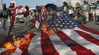 بعد رغبته في ضم القناة، محتجون في بنما يحرقون صور ترامب وعلم أمريكا (فيديو)