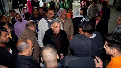 محافظ الإسماعيلية يتفقد شوارع حي أول ويستمع لمقترحات وشكاوى المواطنين حول الخدمات (صور) 