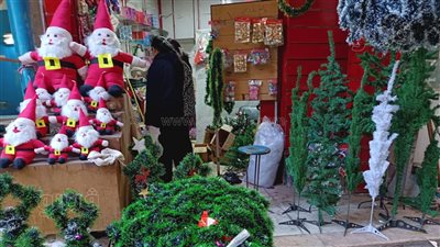 محلات الغربية تستعد للاحتفال برأس السنة، أشجار الكريسماس ومجسمات بابا نويل تزين الشوارع (صور)