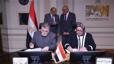 الكهرباء توقع عقد إنشاء مشروع صناعي مشترك للألواح الشمسية مع الهيئة العربية للتصنيع