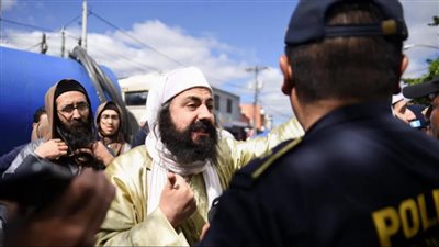 تواجه اتهامات بالاتجار في البشر والاغتصاب، إنقاذ 200 طفل وسيدة من طائفة يهودية احتجزتهم بالغابات (فيديو)