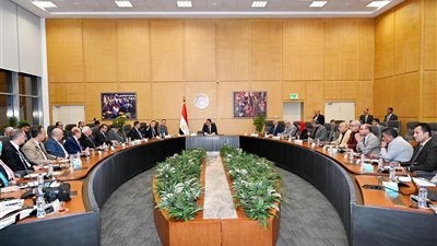 وزير الإسكان يبحث سبل تذليل العقبات أمام الاستثمار بالمدن الجديدة