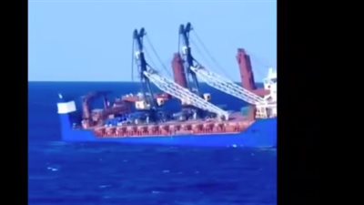 لحظة انفجار وغرق سفينة روسية تحمل معدات نووية في البحر المتوسط (فيديو)