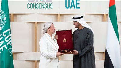 رئيس الإمارات يمنح وزيرة البيئة وسام زايد الثاني 