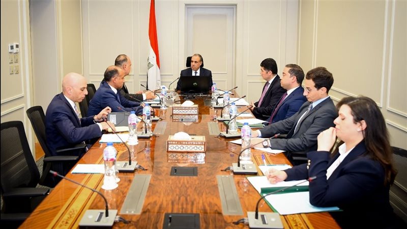 وزير الخارجية مع