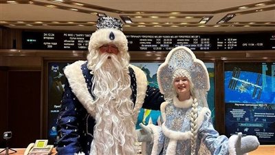 بابا نويل يهنئ رواد الفضاء الروس بقدوم العام الجديد 