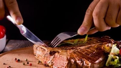 تفسير رؤية أكل اللحم في المنام وعلاقتها بتحسن الأحوال المعيشية