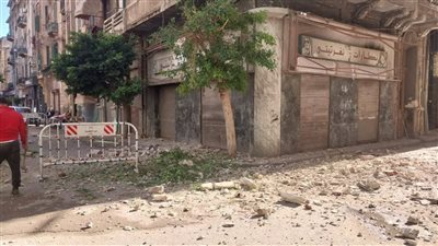 انهيار شرفة عقار بمنطقة العطارين في الإسكندرية 