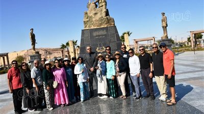 محافظ أسوان يوزع الهدايا الفرعونية على السائحين بحديقة بلازا درة النيل (صور)