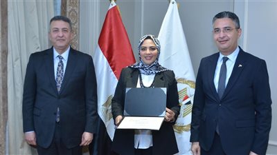 وزير التموين يكرم وكيل وزارة الإسماعيلية