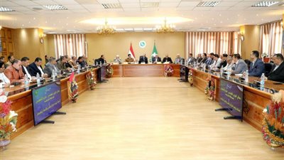 محافظ الشرقية يجتمع برؤساء المراكز والمدن والأحياء 
