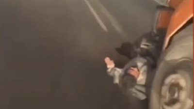 مقطع مرعب، القدر ينقذ رجلين من تحت عجلات شاحنة (فيديو)