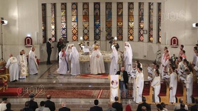 بطريرك الكاثوليك يستقبل المهنئين بعيد الميلاد قبيل القداس الإلهي (صور)