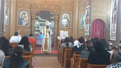 الأقباط الكاثوليك يحتفلون بعيد الميلاد في المنيا (فيديو)