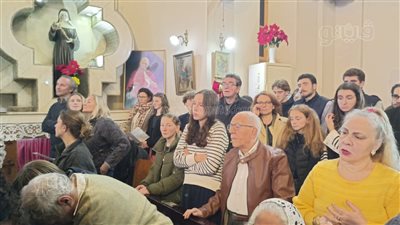 سائحون من جنسيات مختلفة يشاركون في القداس الإلهي بعيد الميلاد بكنيسة الفرنسيسكان بالأقصر (فيديو)