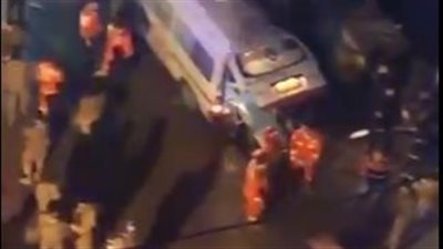 بشكل مفاجئ، لحظة انهيار مبنى في طرابلس على عناصر من قوات الدفاع المدني (فيديو)