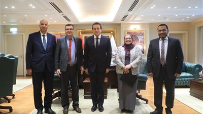 وزير الصحة يبحث تعزيز التعاون مع جامعة لويزفيل الأمريكية