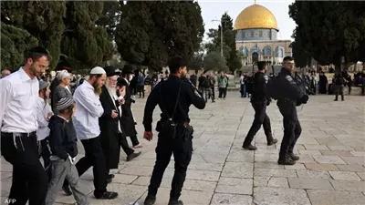 مئات المستوطنين يقتحمون باحات المسجد الأقصى 