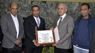 محافظ الأقصر يناقش مشروع تطوير إسنا مع ممثلى الاتحاد العام لشباب العمال (صور)