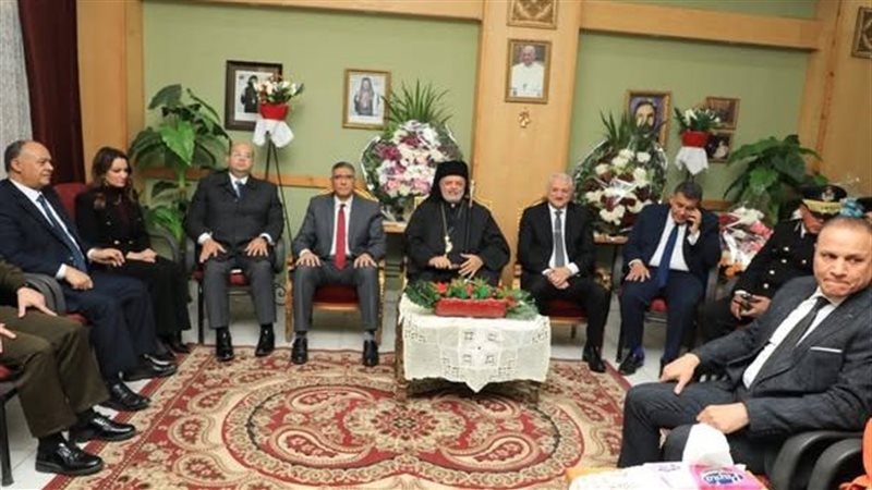 محافظ الجيزة بالكنيسة