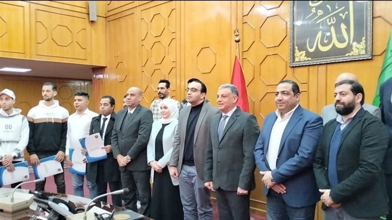 جانب من تسليم العقود،فيتو