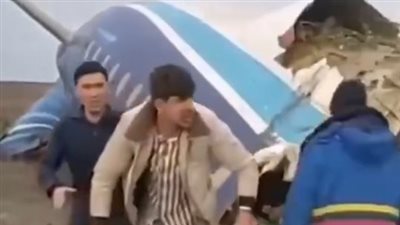 لحظة خروج الناجين من الطائرة الأذربيجانية المنكوبة (فيديو)