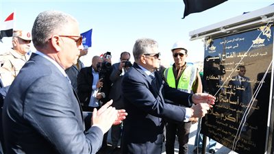 افتتاح كوبريين عائمين بالقطاع الأوسط لقناة السويس (صور) 