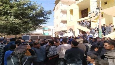 تشييع جثماني رجل وزوجته لقيا مصرعهما في حادث سير بالشرقية (صور)