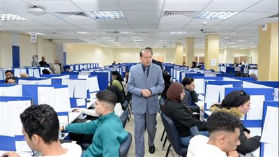 رئيس جامعة المنصورة يتفقد امتحانات الفصل الدراسي الأول بكليتي التربية والحقوق (صور) 