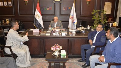 محافظ الأقصر يستقبل أهالى نجع الترعة لبحث مشاكلهم 