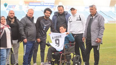 غزل المحلة يكرم الطفل بدر صاحب القدم الواحدة ويهديه كرسيا كهربائيا (صور)