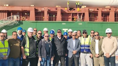 محافظ شمال سيناء يستقبل سفينة محملة بمهمات إنشاء محطة كهرباء طاقة الرياح