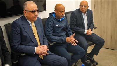 رئيس نادي البنك الأهلي يجتمع بالجهاز الفني واللاعبين قبل مواجهة سيراميكا