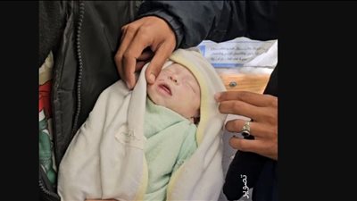 مشهد يفوق الاحتمال، والد رضيعة فلسطينية ماتت متجمدة داخل خيمة يروي تفاصيل لحظة الفراق (فيديو)