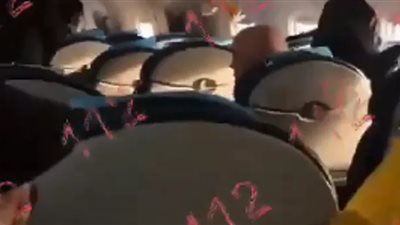 راكب يوثق لحظات الرعب قبل تحطم طائرة أذربيجان (فيديو)