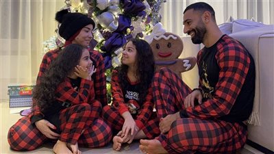 بالبيجامات الحمراء، محمد صلاح وأسرته يحتفلون بالكريسماس