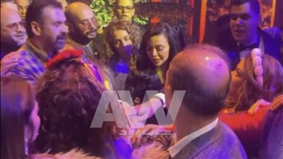 شاهد، كريم عبد العزيز وهنا الزاهد يحتفلان بعرض مسرحية الباشا