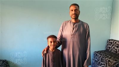 والد الطفل الباكي بالأقصر لـ فيتو: ابني قطع مسافة 40 كيلو لحضور الحفل وشيخ الأزهر جبر بخاطره