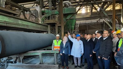 وزير الصناعة يتفقد خطوط الإنتاج بشركة النصر للمسبوكات